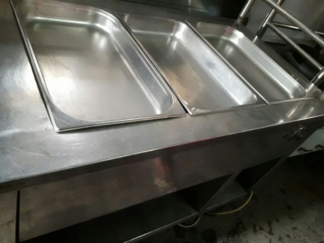 Bain marie adalah teknik memasak atau peralatan yang menggunakan metode penangas air panas untuk memanaskan, melelehkan, atau memasak makanan secara perlahan dan merata. Metode ini menggunakan dua wadah: satu berisi air panas (di bawah) dan satu lagi untuk bahan makanan (di atas), sehingga makanan tidak terkena panas langsung, mencegah gosong, dan menjaga kehangatan.