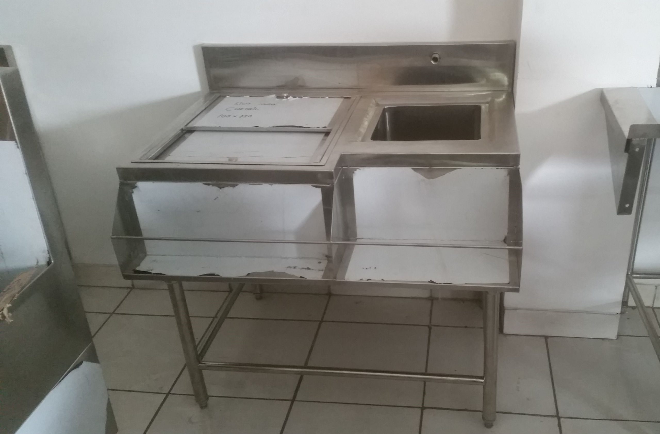 Cocktail station adalah unit kerja terintegrasi berbahan stainless steel yang dirancang khusus untuk memudahkan bartender dalam meracik, membuat, dan menyajikan koktail secara efisien, rapi, dan cepat. Alat ini menyatukan berbagai kebutuhan (rak es, botol, wastafel) di satu tempat, meningkatkan higienitas serta produktivitas di bar atau restoran.