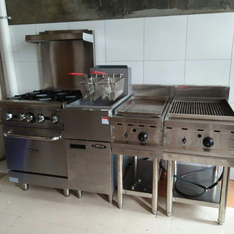 Stove_4_burner_fryer_griddle_&_charcoal_grill