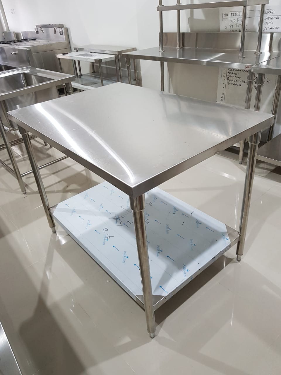 Work_table_with_undershelf